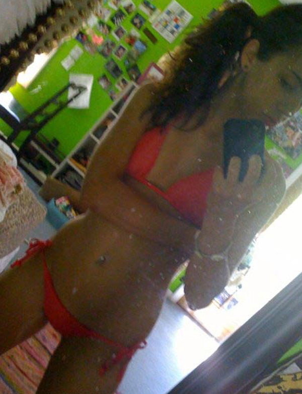 かわいいティーンのガールフレンドがパンティーでからかう
 #79430093