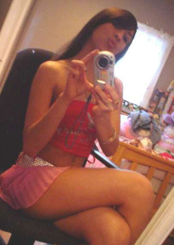 かわいいティーンのガールフレンドがパンティーでからかう
 #79430108