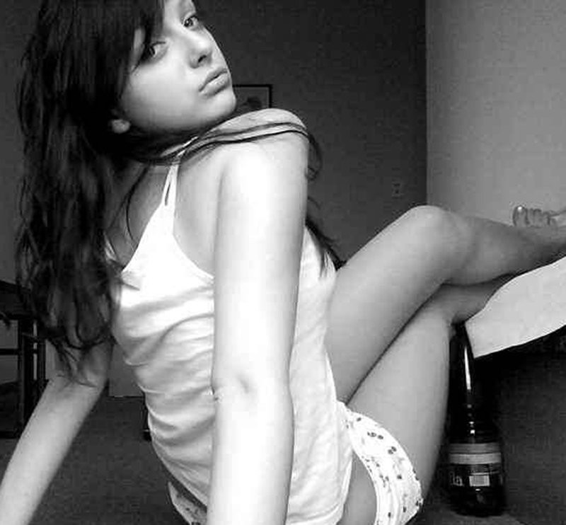 かわいいティーンのガールフレンドがパンティーでからかう
 #79430121