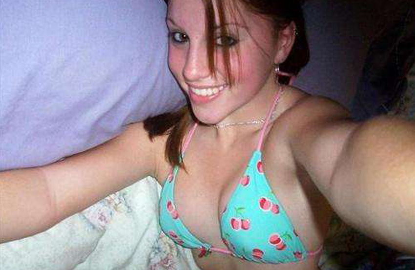 かわいいティーンのガールフレンドがパンティーでからかう
 #79430144