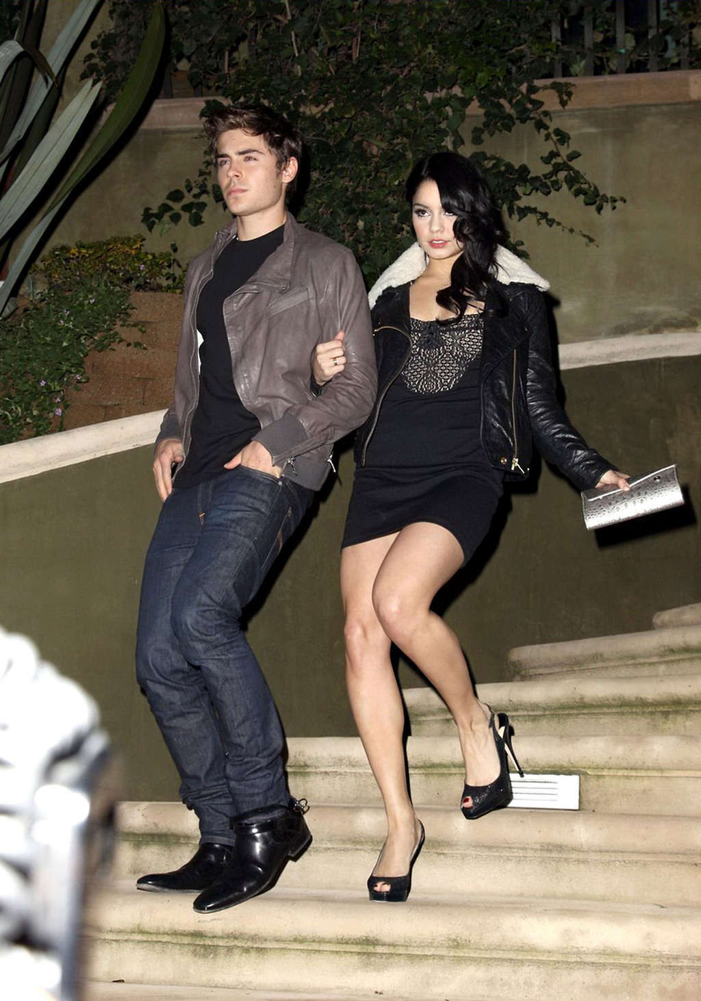 Vanessa hudgens leggy in mini gonna ed esponendo le sue tette e figa
 #75368198