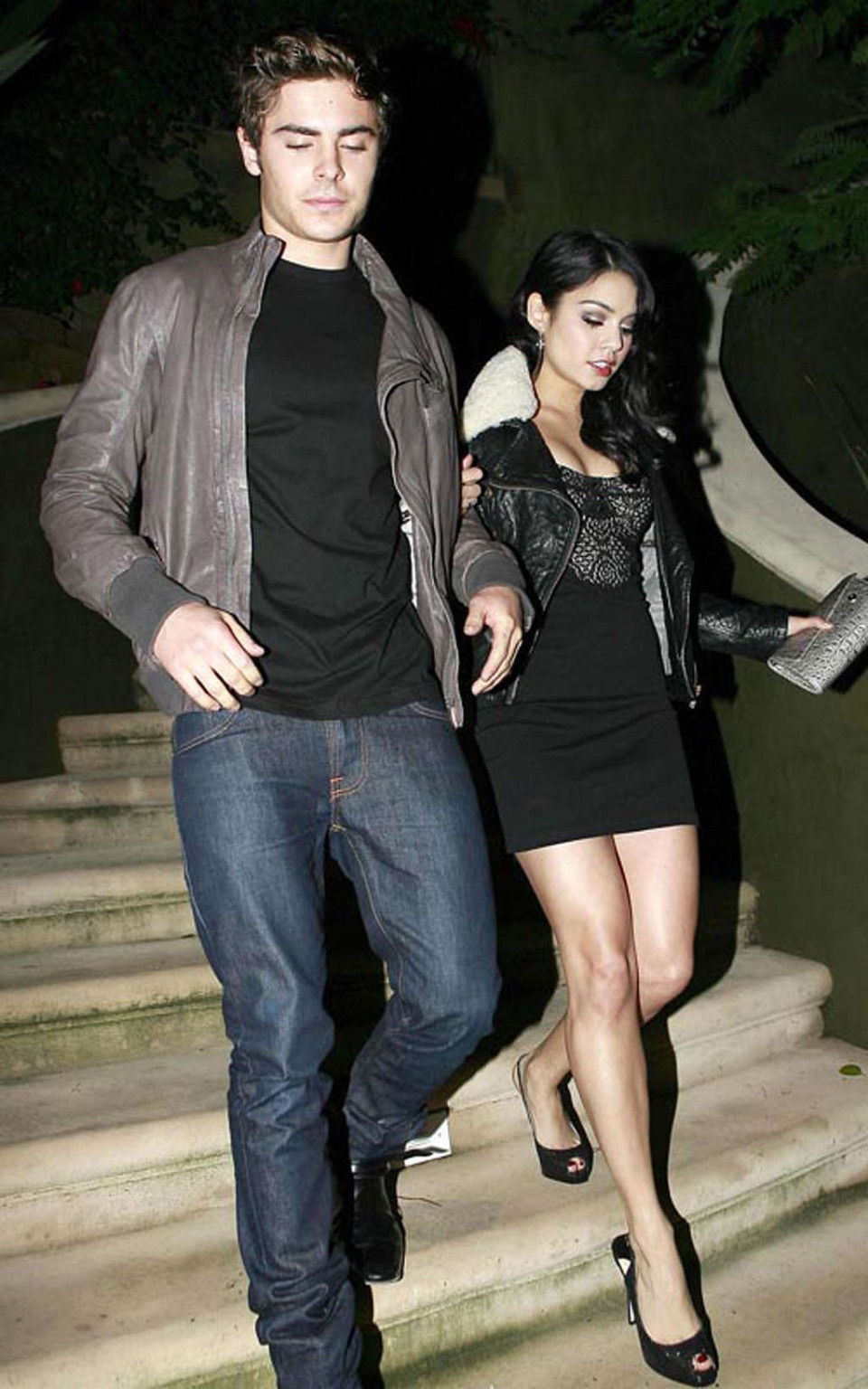 Vanessa hudgens leggy in mini gonna ed esponendo le sue tette e figa
 #75368237