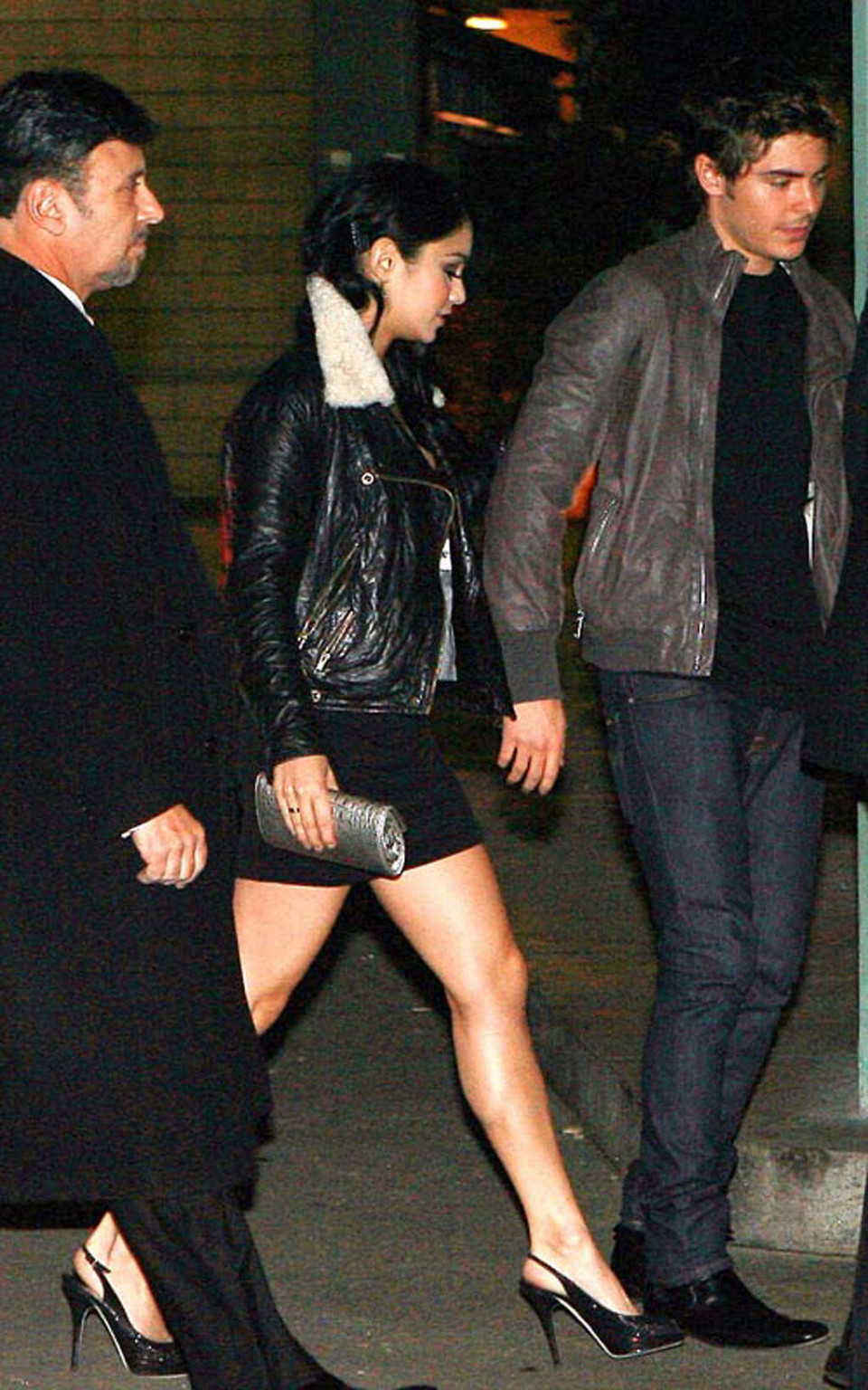 Vanessa hudgens leggy in mini gonna ed esponendo le sue tette e figa
 #75368241