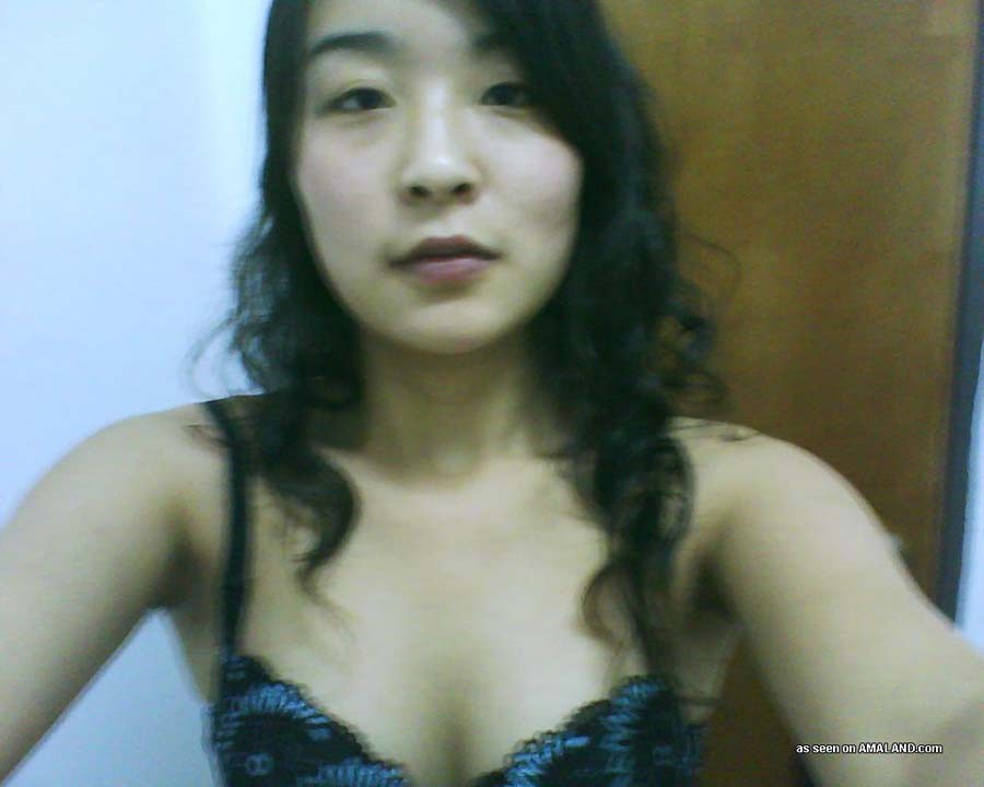 Fotos de una coreana sintiéndose caliente
 #69874909