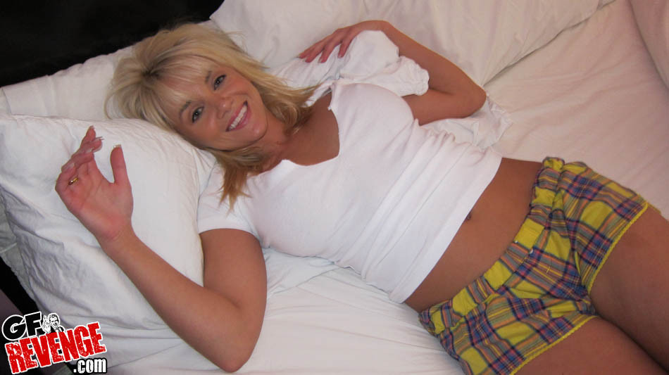 Big titted blonde Freundin masturbiert im Bett
 #78383661