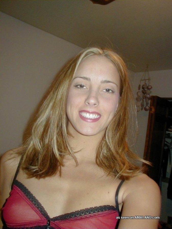 Sexy rubia caliente jugando con su coño húmedo en la cámara
 #67209630