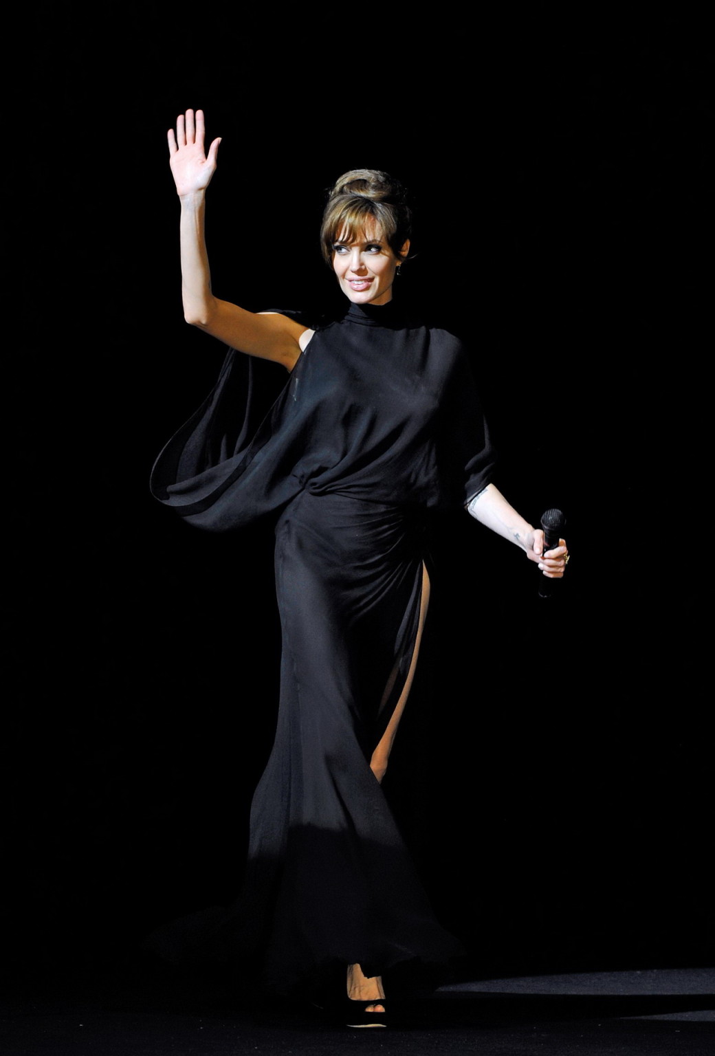 Angelina jolie con un vestido negro de gran abertura en el estreno de 'salt' en tokio
 #75339419