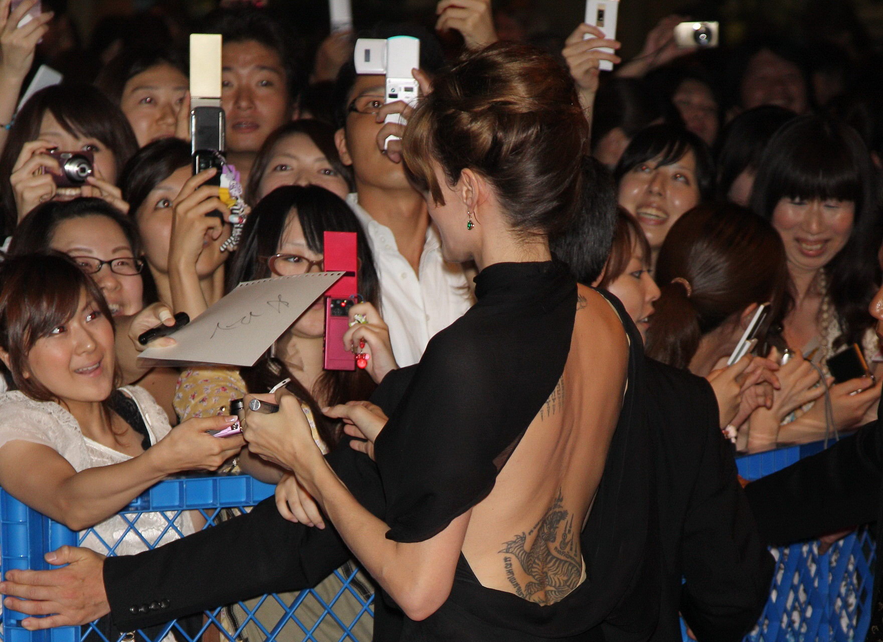 Angelina Jolie leggy in abito nero ad alto spacco alla prima di 'sale' a Tokyo
 #75339537