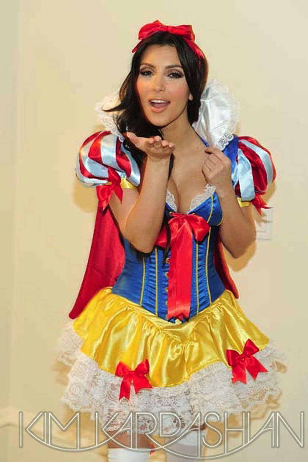 Kim Kardashian guardando sexy in costume di Halloween e mostrando le sue tette
 #75375639