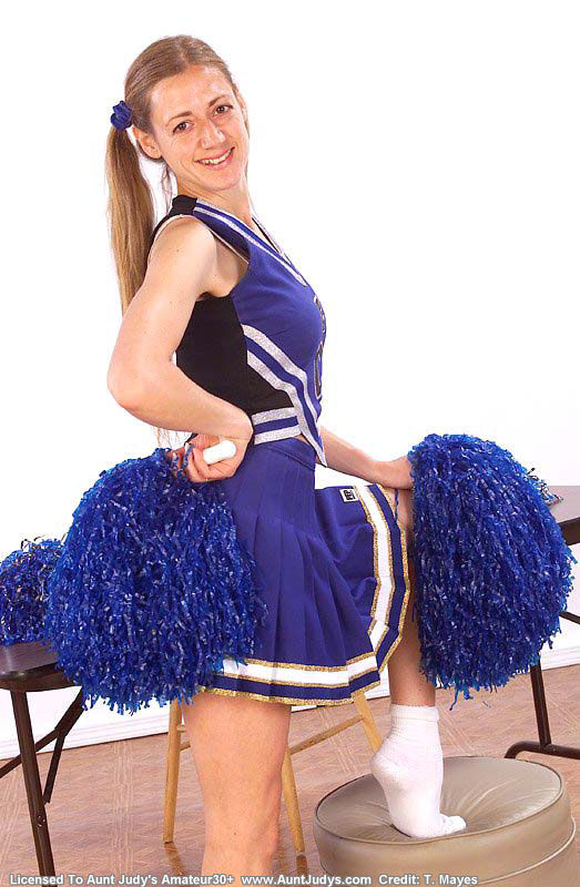 Reifes Babe in ihrer Cheerleader-Uniform
 #75474596