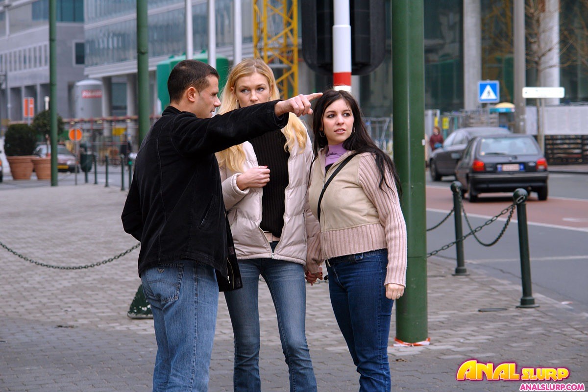 Une fille qui aspire le sperme du trou du cul de sa copine.
 #68825359