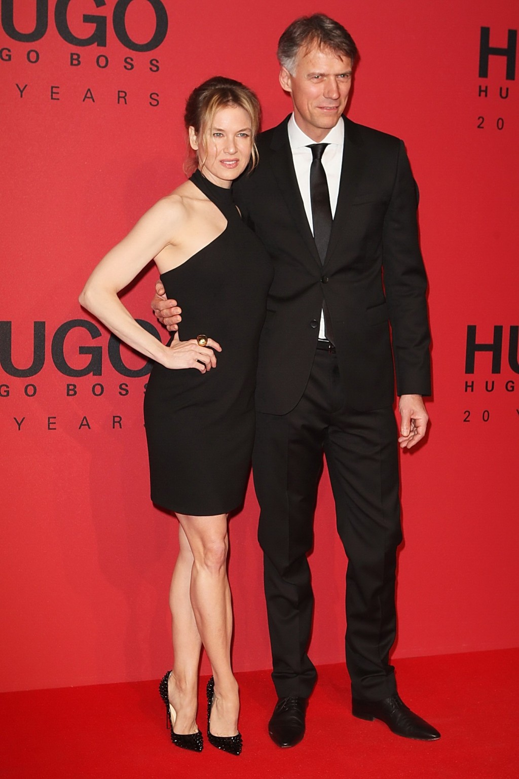 Renee zellweger luce un mini vestido negro sin espalda en el hugo boss fas
 #75243204