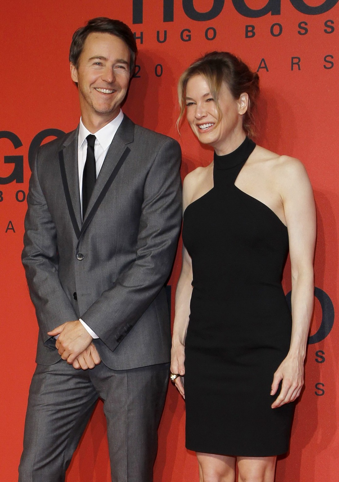 Renee Zellweger sieht heiß aus in einem schwarzen rückenfreien Minikleid auf der Hugo Boss Fas
 #75243213