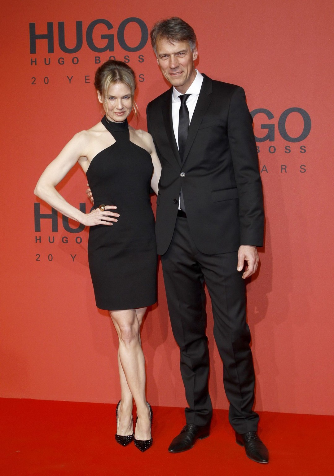 Renee Zellweger sieht heiß aus in einem schwarzen rückenfreien Minikleid auf der Hugo Boss Fas
 #75243217