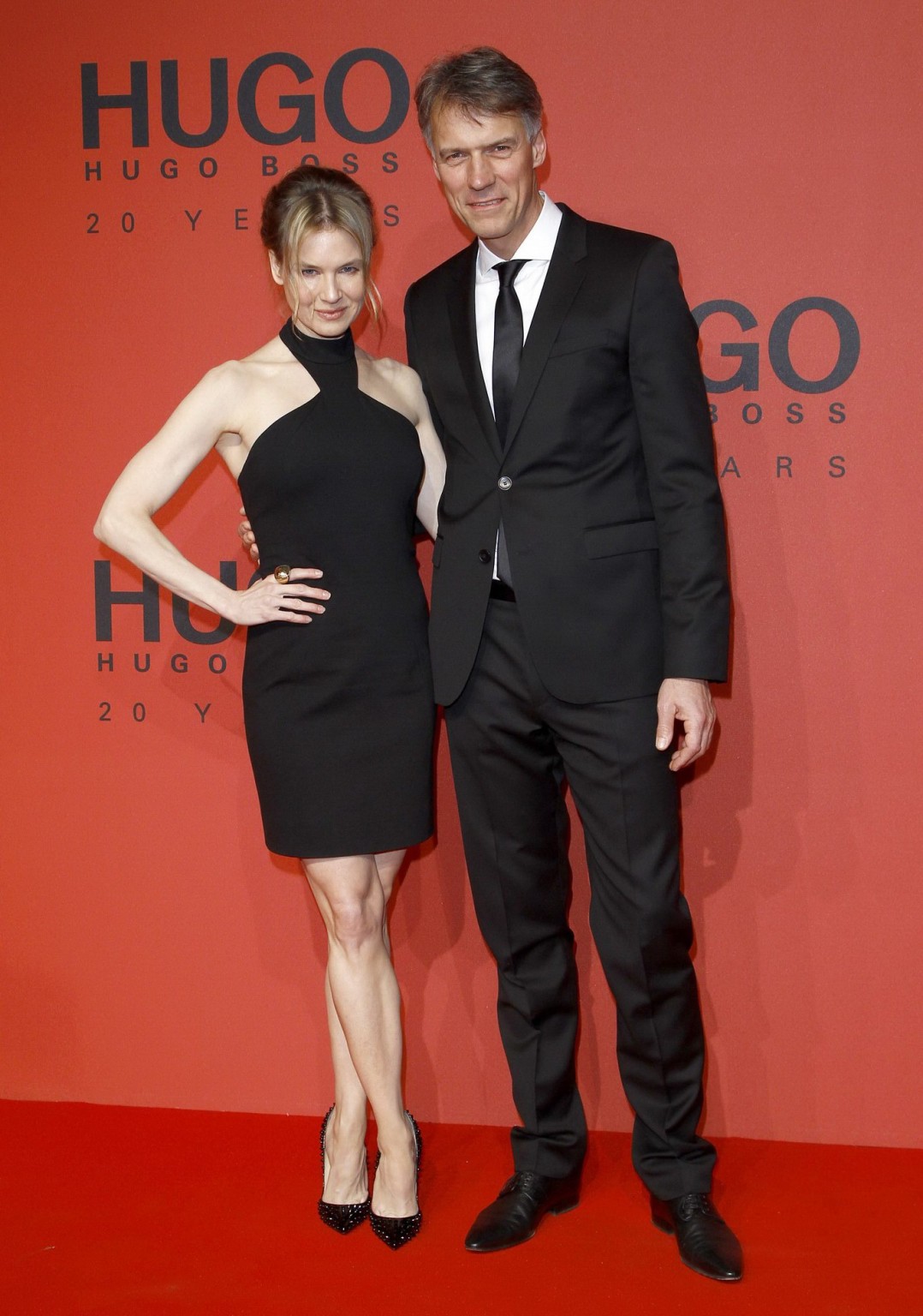 Renée Zellweger est sexy en mini-robe noire dos nu lors du défilé hugo boss.
 #75243217