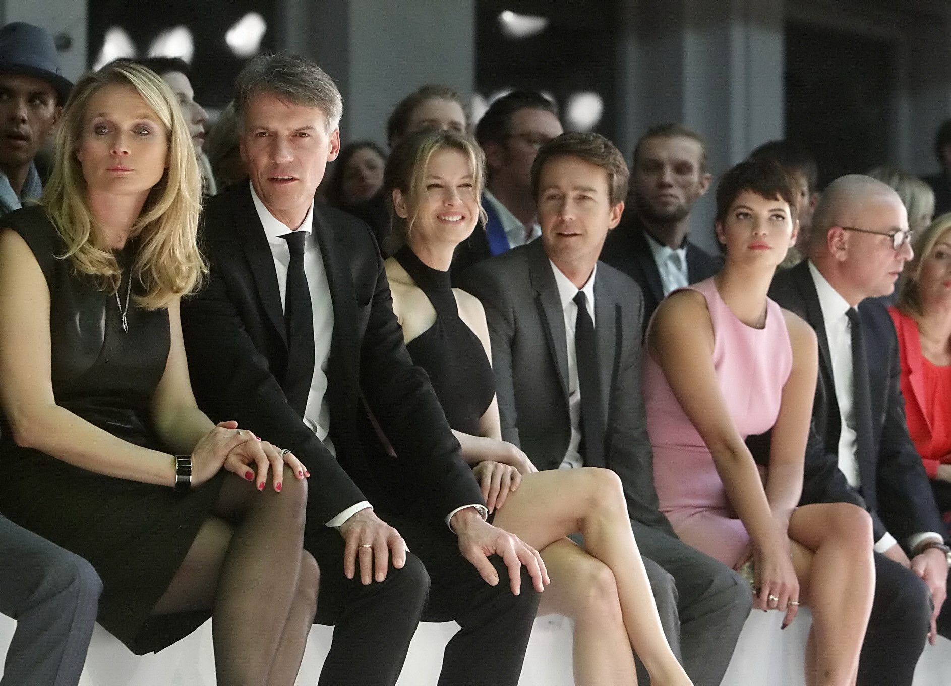 Renee Zellweger sieht heiß aus in einem schwarzen rückenfreien Minikleid auf der Hugo Boss Fas
 #75243262