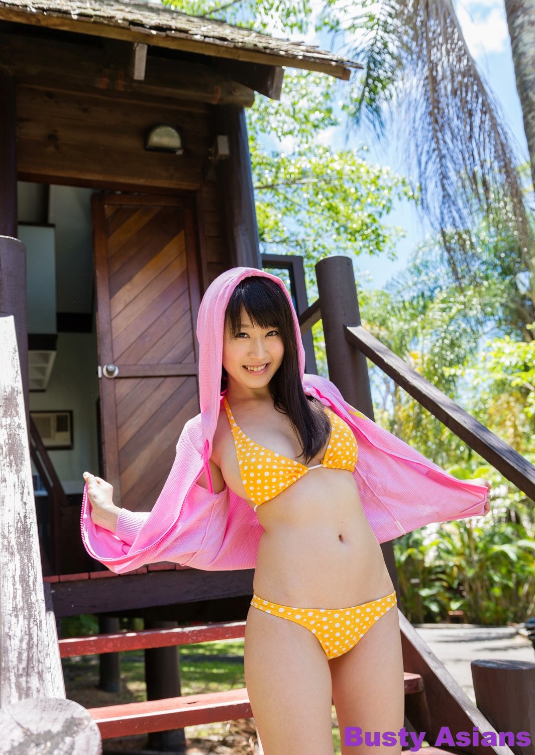 Vollbusiges Teenie-Model Arisa Misato posiert im gelben Bikini im Freien
 #69832868