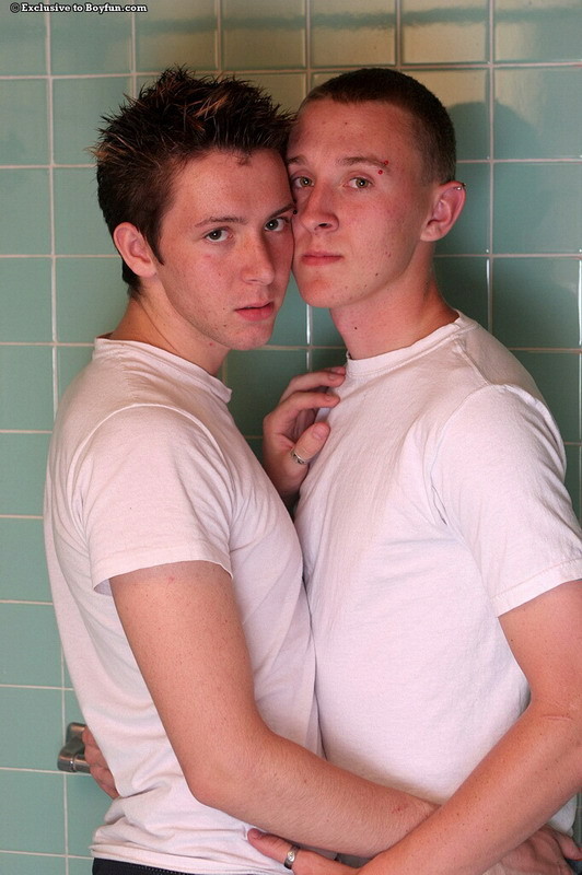 Deux jeunes minets gays baisant sous la douche
 #76985164