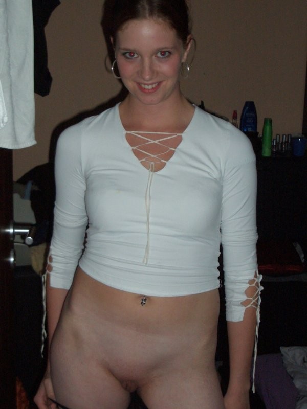 Joven asiática posando y chupando la polla
 #68479451