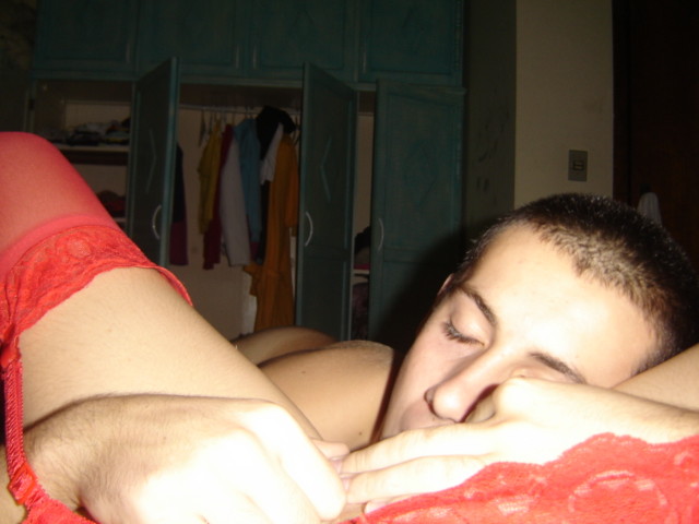 Joven asiática posando y chupando la polla
 #68479458