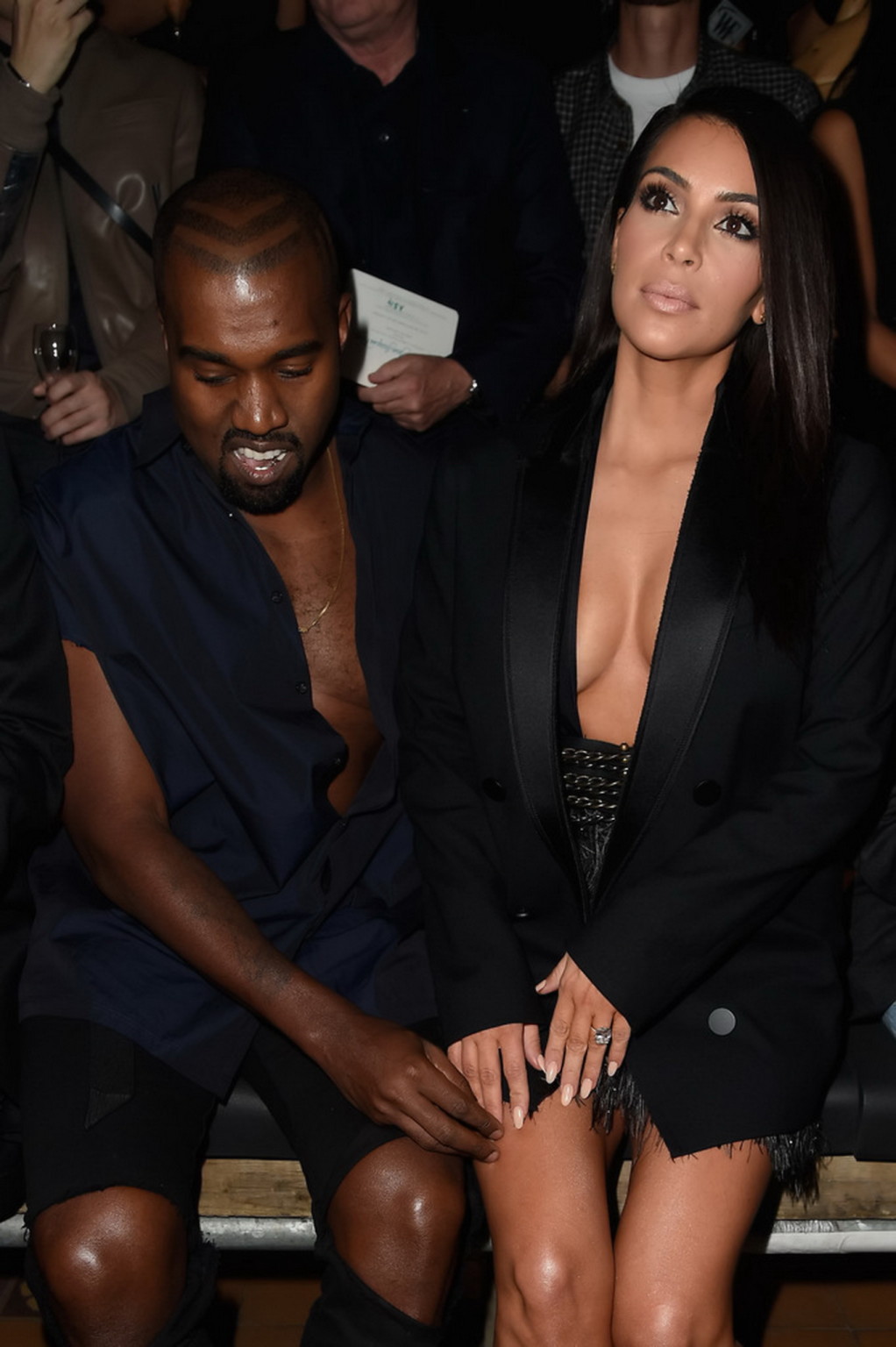 Kim kardashian en braless luce chaqueta abierta y minifalda en el lanvin ss 20
 #75184884