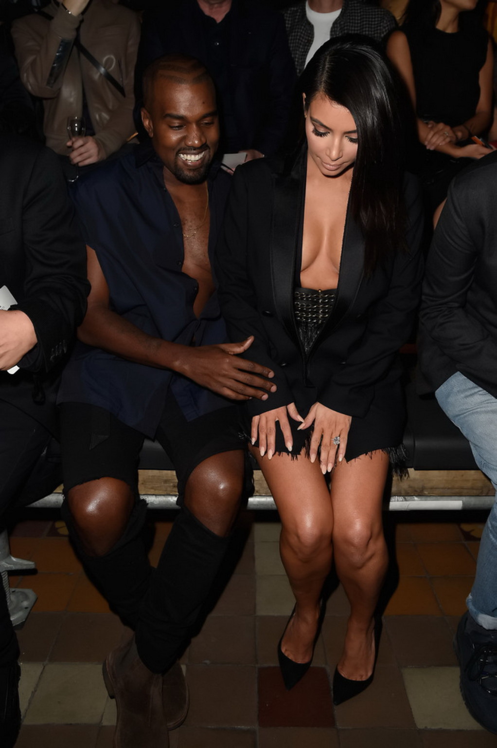 Kim kardashian, sans soutien-gorge, porte une veste ouverte et une mini-jupe au défilé lanvin de la saison 20
 #75184890