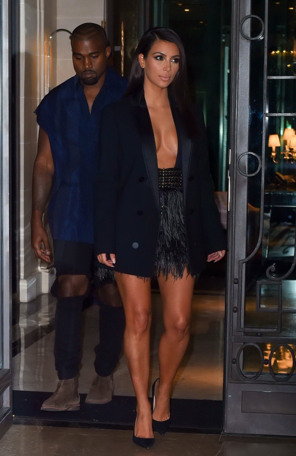 Kim kardashian, sans soutien-gorge, porte une veste ouverte et une mini-jupe au défilé lanvin de la saison 20
 #75184924