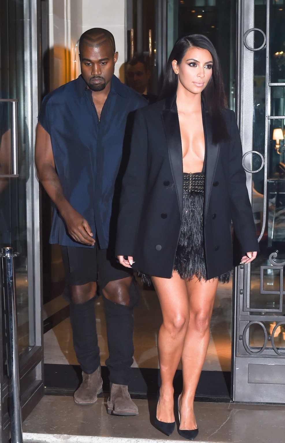 Kim kardashian, sans soutien-gorge, porte une veste ouverte et une mini-jupe au défilé lanvin de la saison 20
 #75184936