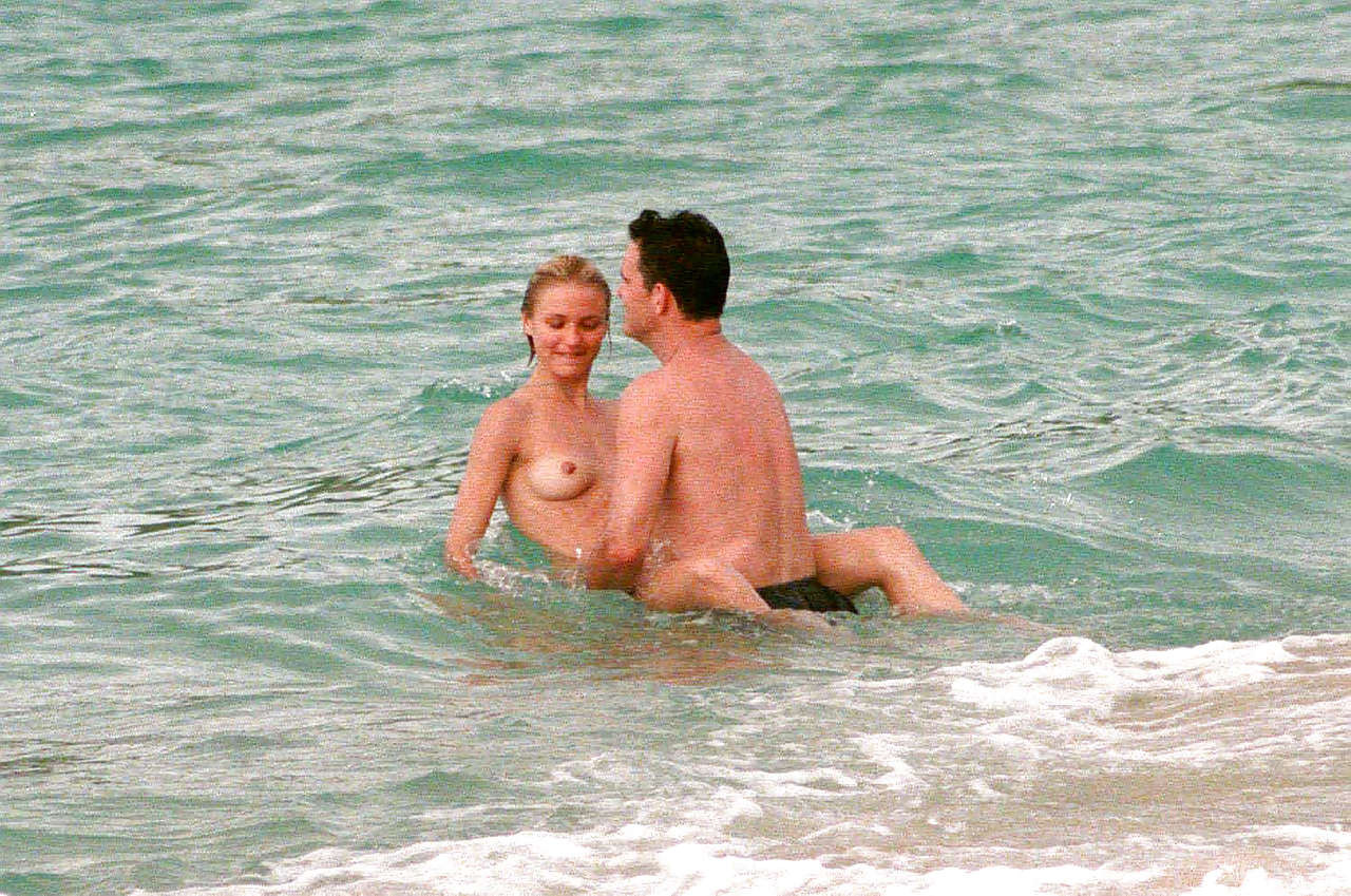 Cameron diaz exposant ses jolis petits seins en s'amusant avec son petit ami sur la plage
 #75252964