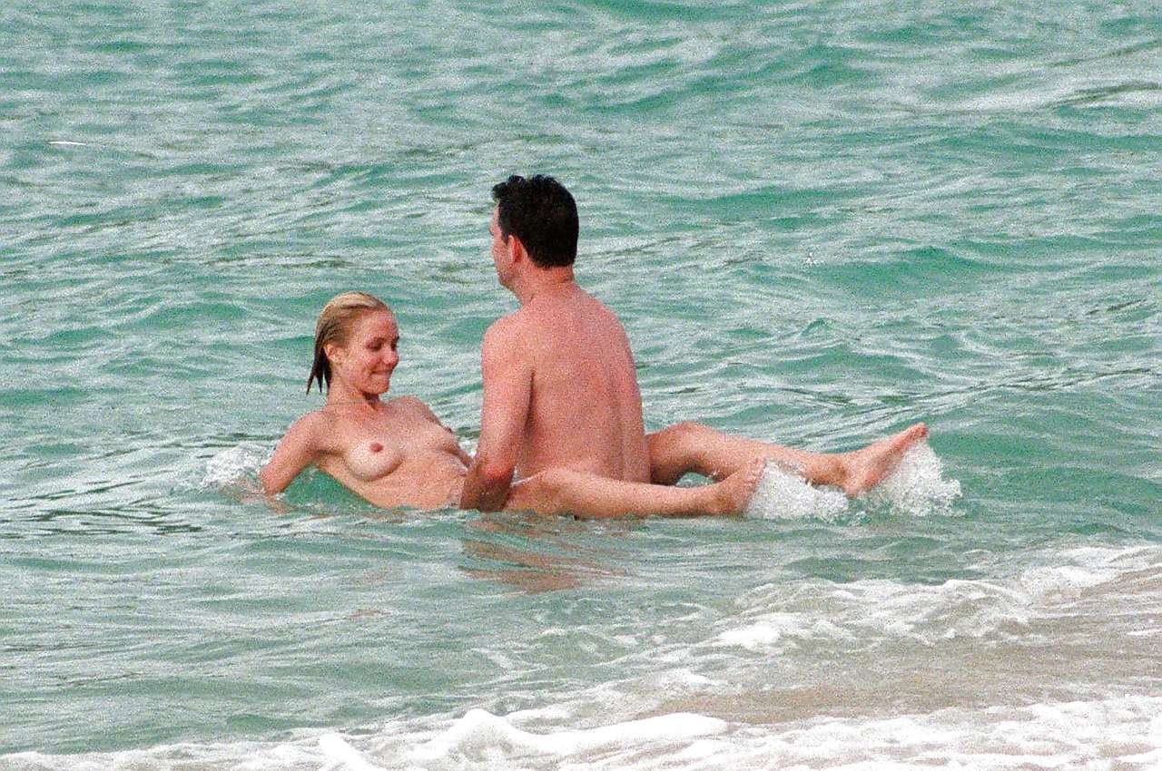 Cameron diaz exposant ses jolis petits seins en s'amusant avec son petit ami sur la plage
 #75252970