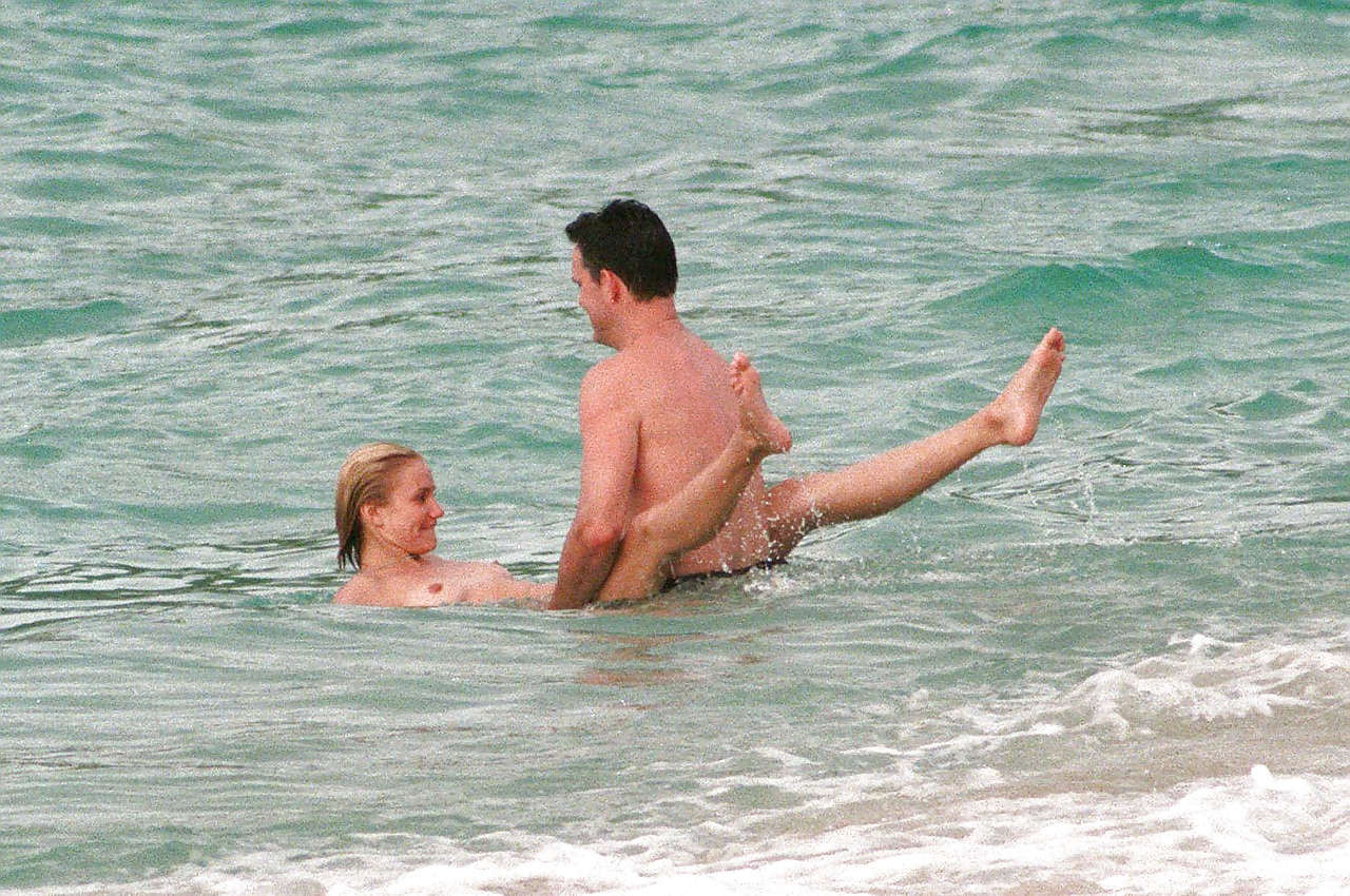Cameron diaz exposant ses jolis petits seins en s'amusant avec son petit ami sur la plage
 #75252979