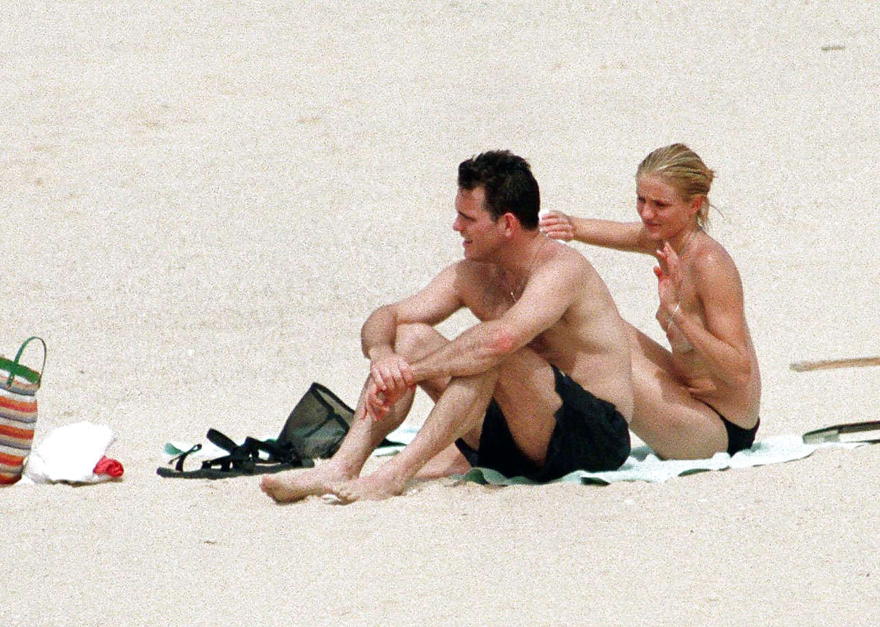 Cameron diaz exposant ses jolis petits seins en s'amusant avec son petit ami sur la plage
 #75253006