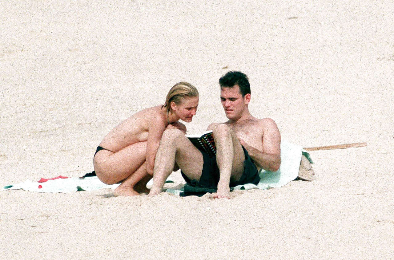 Cameron diaz exposant ses jolis petits seins en s'amusant avec son petit ami sur la plage
 #75253014