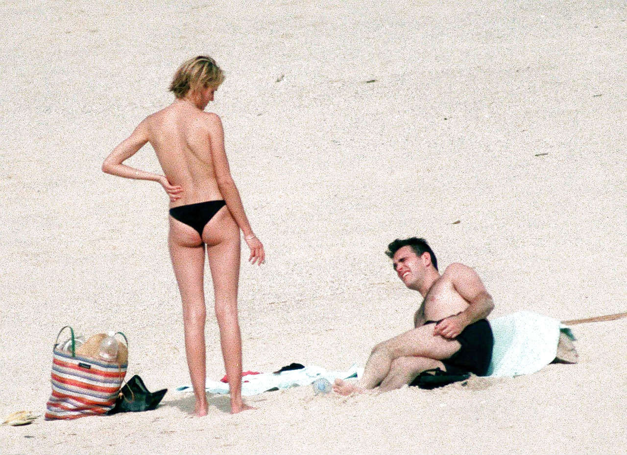 Cameron diaz exposant ses jolis petits seins en s'amusant avec son petit ami sur la plage
 #75253028