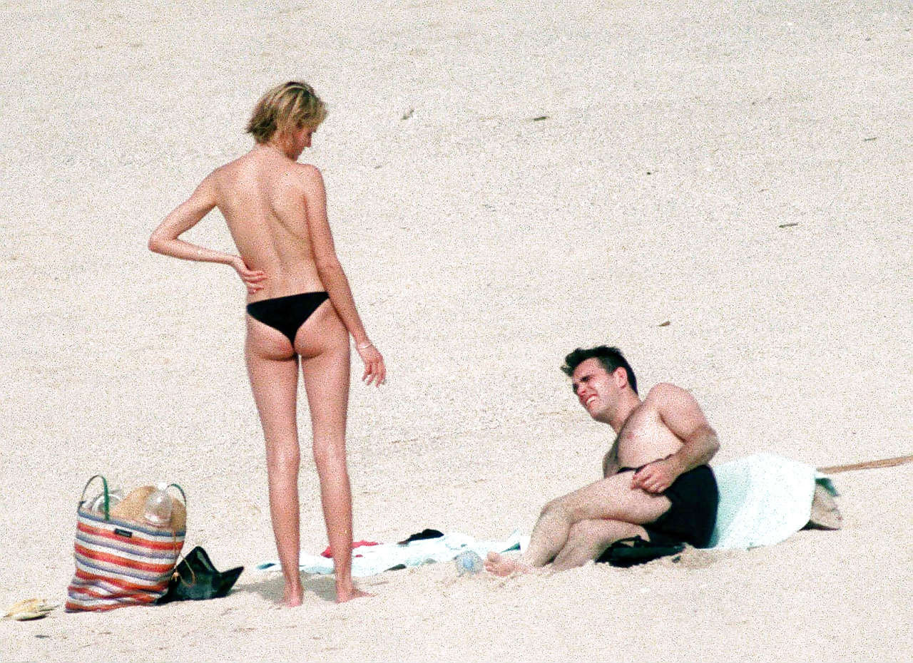 Cameron Diaz exposing her nice small boobs while enjoy with boyfriend on beach #75253028