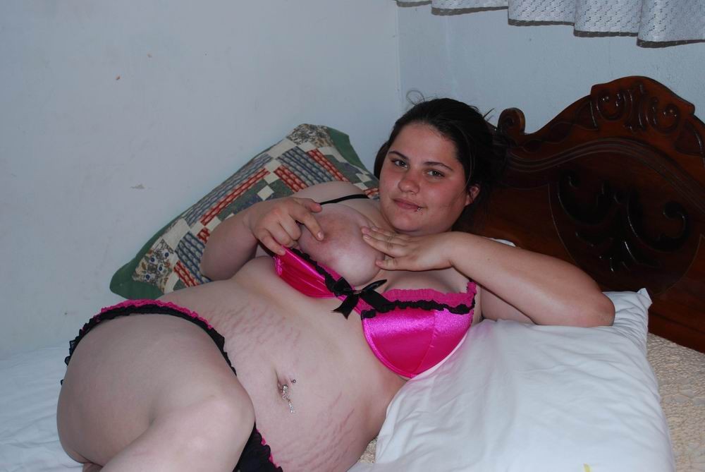 Fat Amateur Babe Poser auf ihrem Bett
 #75498203