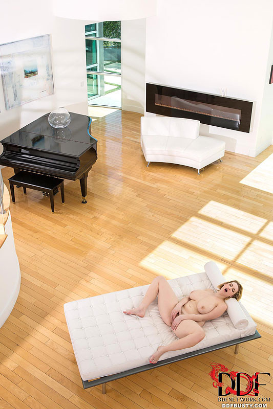 Siri aprieta &amp; chupa sus 32h tetas
 #70145865