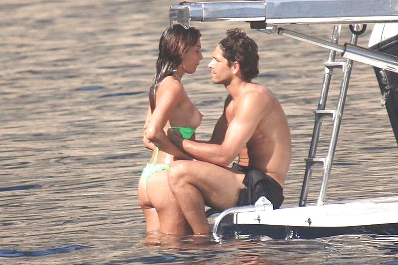 Belen rodriguez expose ses beaux gros seins pendant qu'elle embrasse son petit ami sur la plage.
 #75300748