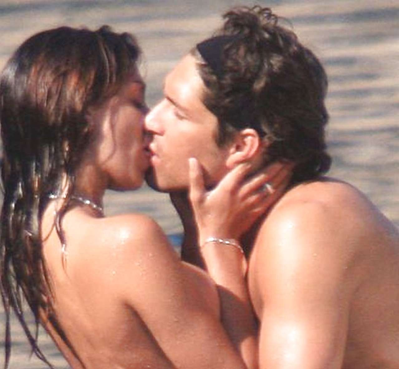 Belen rodriguez expose ses beaux gros seins pendant qu'elle embrasse son petit ami sur la plage.
 #75300770