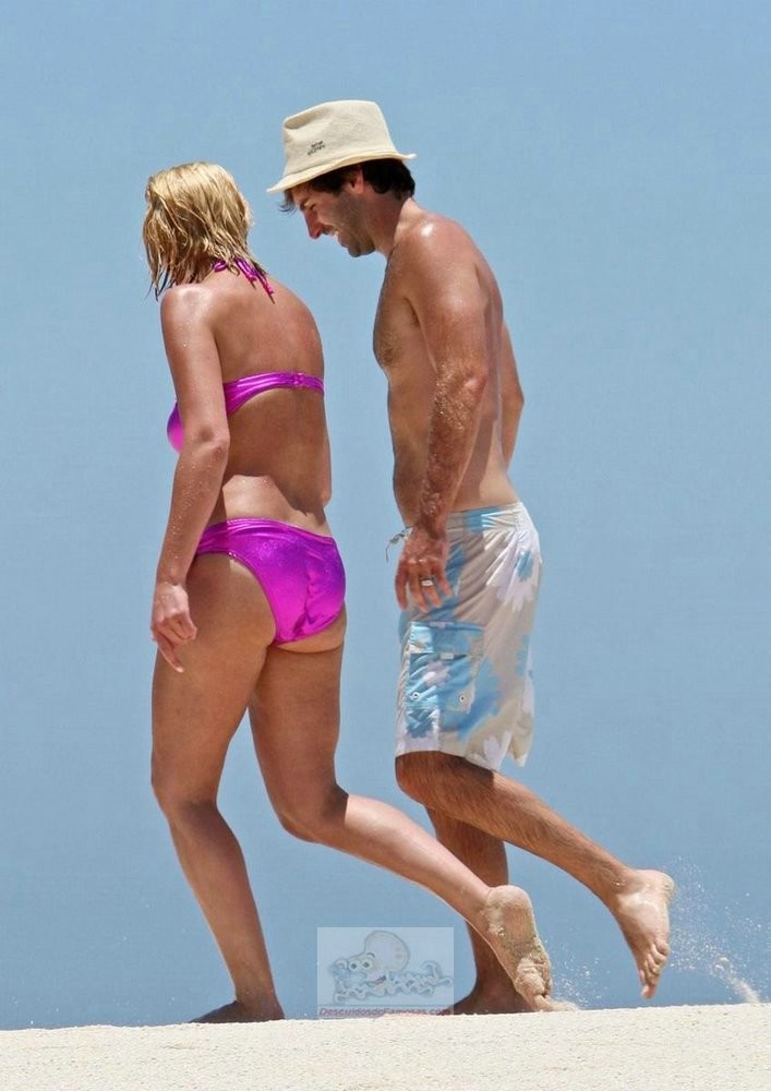 Katherine Heigl luciendo bikini y pasándoselo en grande en la playa
 #75325059