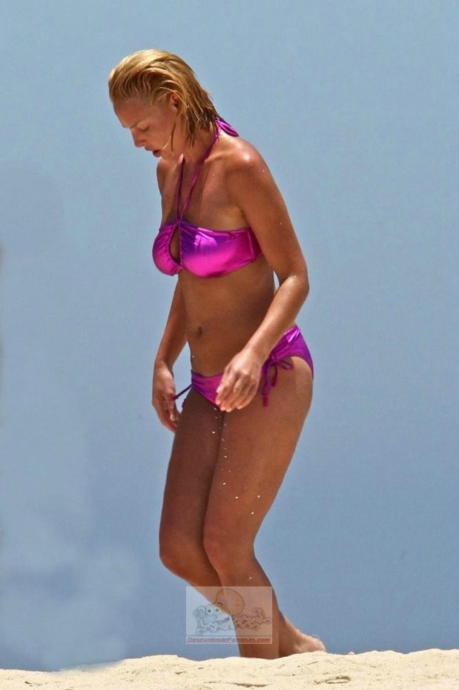 Katherine Heigl luciendo bikini y pasándoselo en grande en la playa
 #75325063