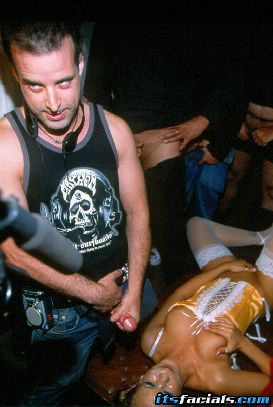 Puta rubia tetona en medias recibiendo una corrida facial bukkake
 #75980601