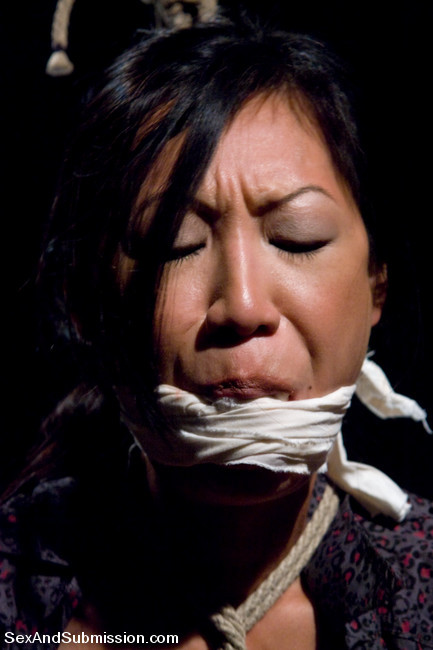 Busty asiatischen gebunden mit Seilen für harte sexuelle Fetische Sklaven
 #72198103