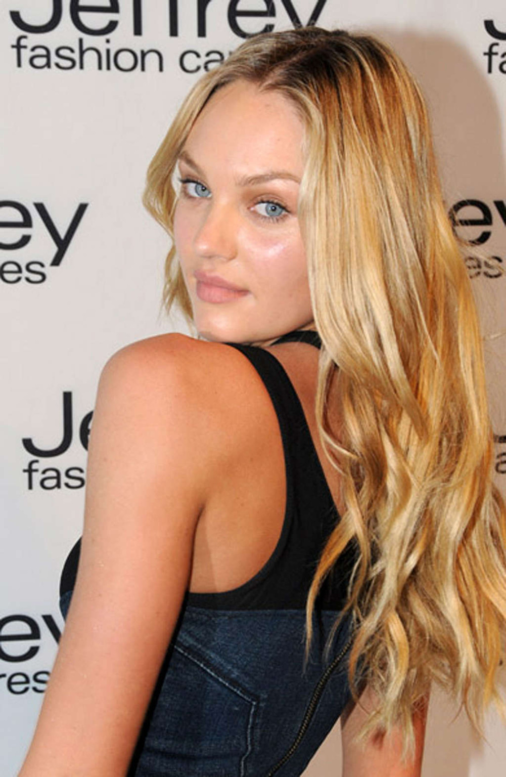 Candice swanepoel sehr langbeinig in Minirock und Dessous posierend
 #75354428