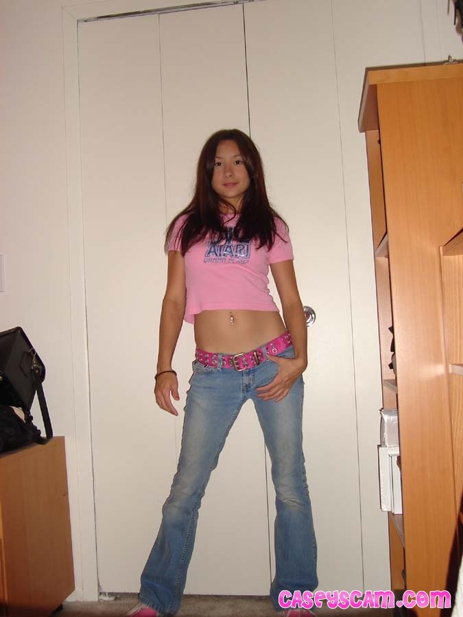 Casey sieht heiß in Jeans aus
 #70012489