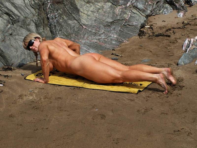 Femme bodybuilder chaude et nue sur la plage
 #70997494