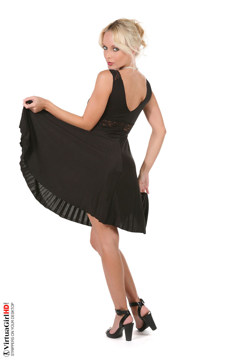 Charmante Blondine Jana Cova zieht schwarzes Kleid aus
 #72745772