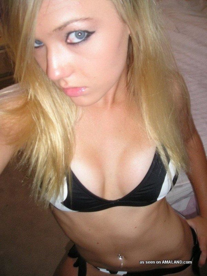 Collection d'une blonde sexy se masturbant dans sa chambre à coucher
 #67577513