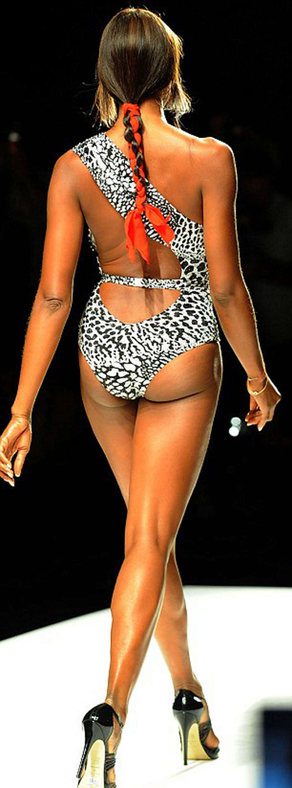 Naomi Campbell mostra il suo corpo sexy e il miglior culo mai visto
 #75361997
