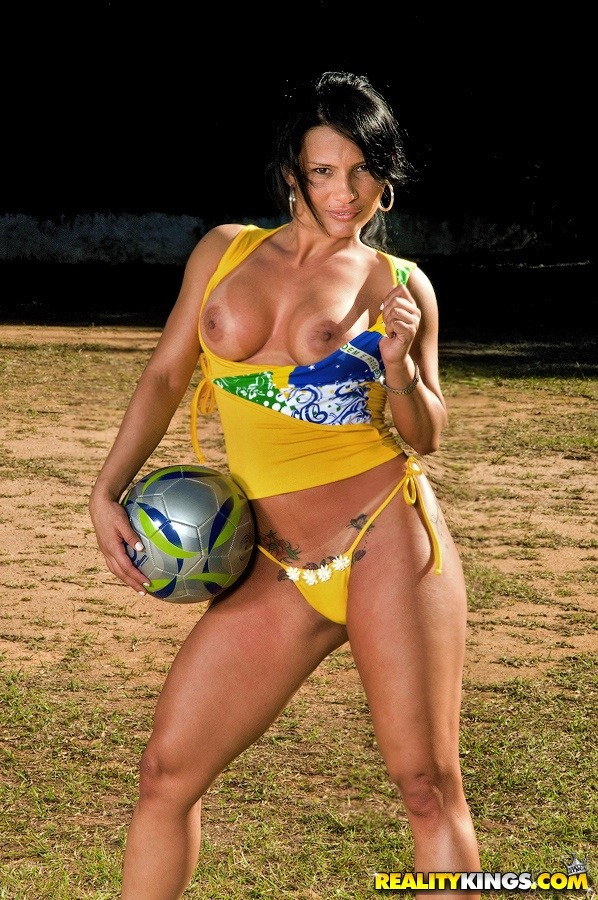 Sexy heißes brasilianisches Babe wird in ihren heißen Arsch auf dem Fußballfeld super heiß gefickt
 #71574866
